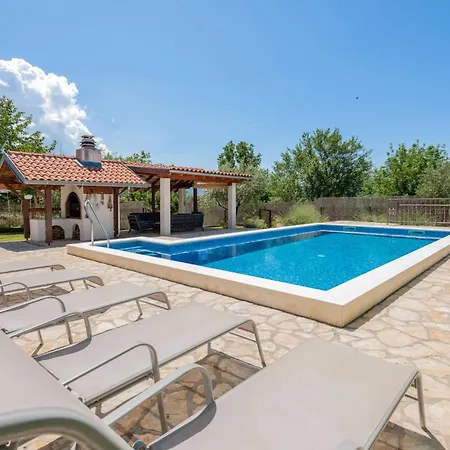 Amazing Home In Katuni Будинок відпочинку Katuni